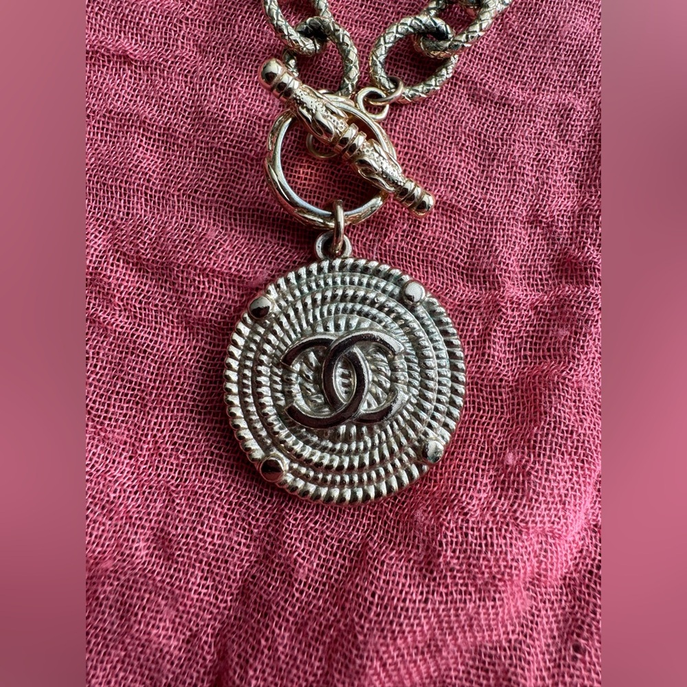 CHANEL Gold-Tone Textured Chain Necklace with Logo Medallion - Picture 4 of 4